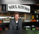 Jon Bon Jovi abre restaurante comunitário em universidade dos EUA