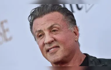 Stallone surpreende fãs ao mostrar pela primeira vez barba e cabelos grisalhos: "Verdadeiro"