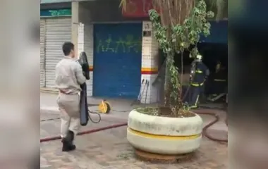 Bombeiros trabalham para combater incêndio no calçadão de Londrina. Imagem: Tarobá News