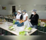 Colégios estaduais distribuem kits de alimentos para famílias
