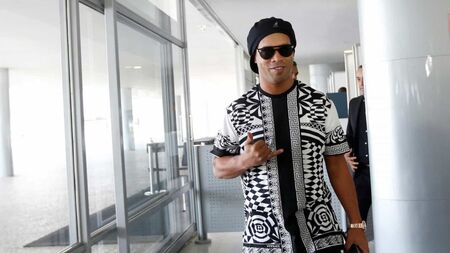 Após um mês detido, Ronaldinho deixa a prisão e cumpre reclusão domiciliar em hotel luxuoso; veja fotos