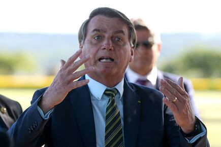 'Se é para ouvir cada um com problema, não paro mais', diz Bolsonaro a apoiadores