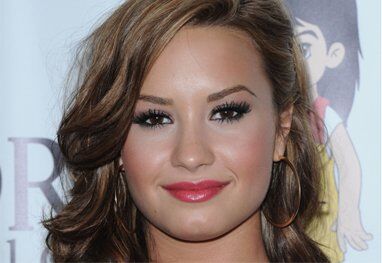Demi Lovato também sofre de transtornos alimentares há anos, e entre 2010 e 2011 foi internada em uma clínica de reabilitação.