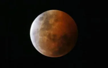 Lua terá tonalidade avermelhada. - Foto: Jason Reed/Reuters)
